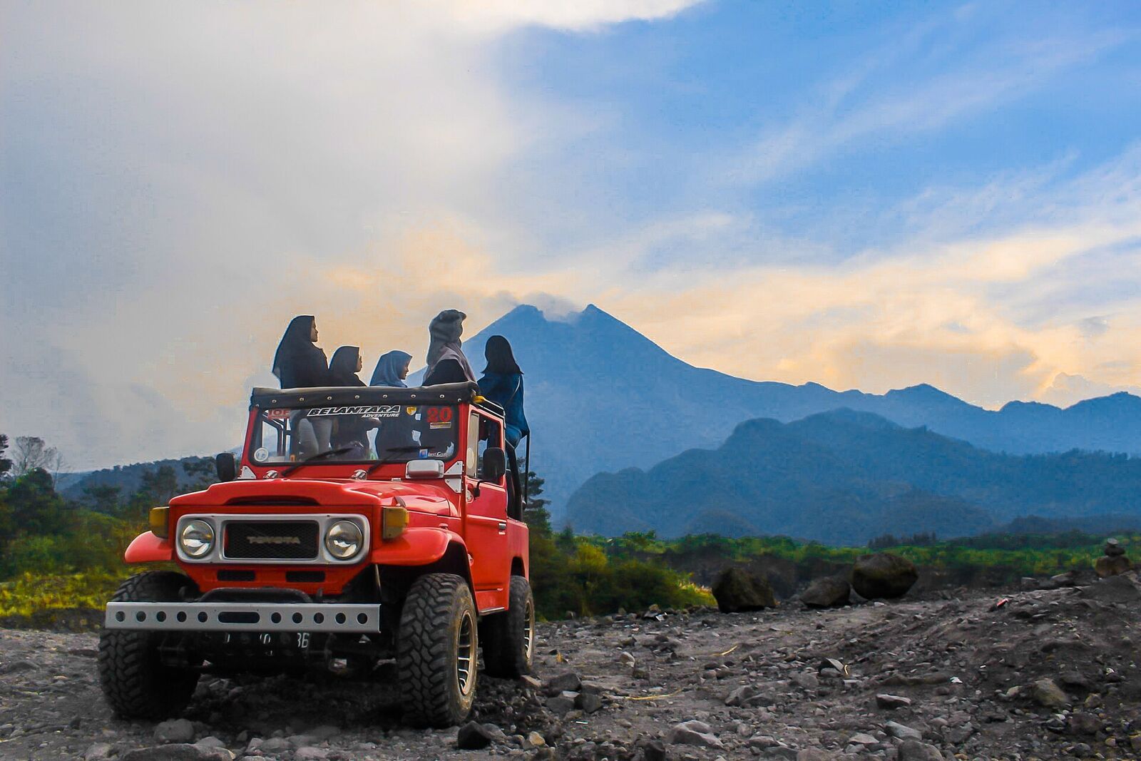 Jeep merah di jalur lava tour Merapi